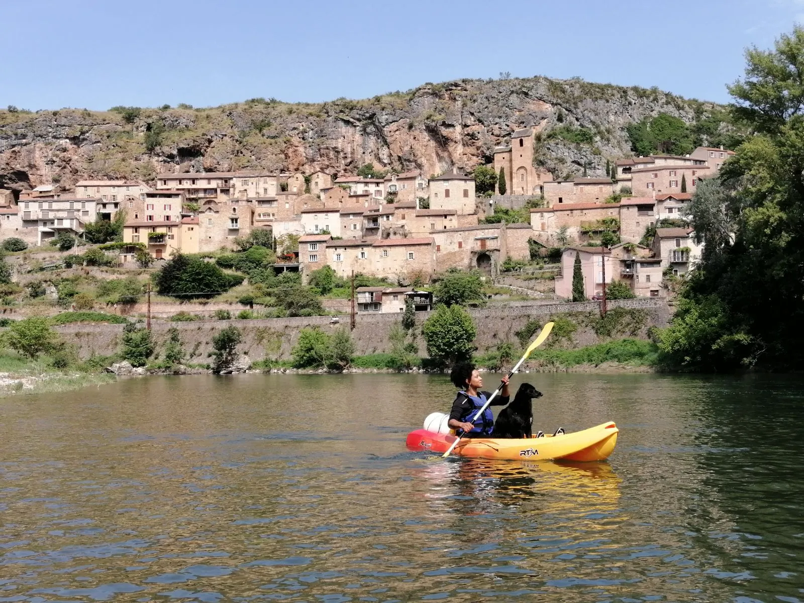 Kayak jaune au pied du village troglodyte de Peyre