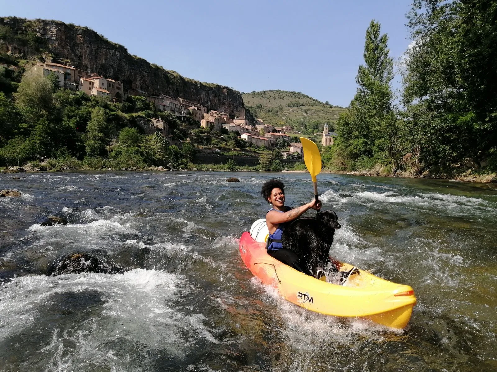 Kayak dans un rapide sous le village de Peyre